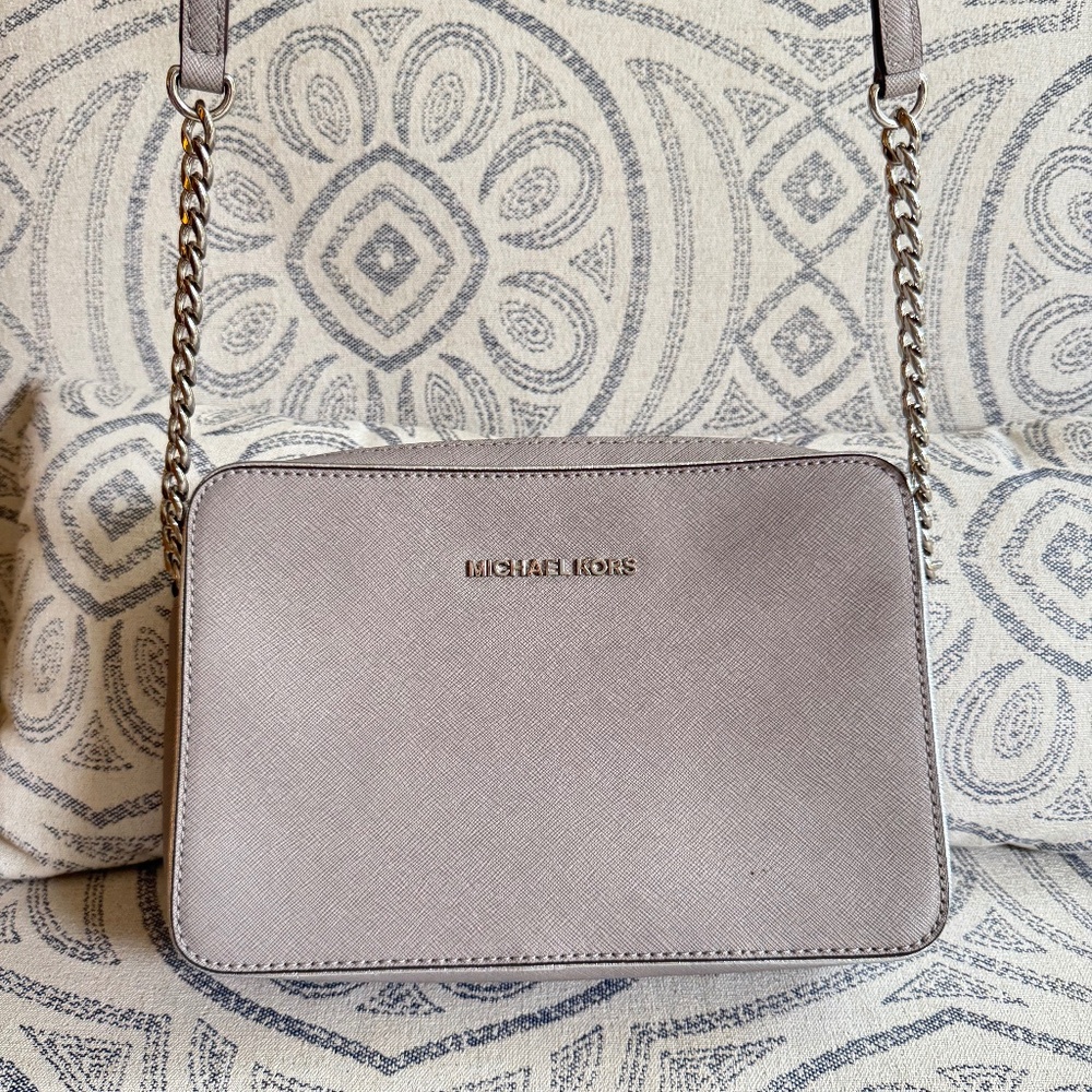 Michael Kors Crossbody Bag in Light Grey Saffiano Leather – Good Condition